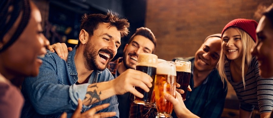 Czy picie większej ilości alkoholu zmniejsza objętość istoty szarej w mózgu, czy też to mniejsza objętość mózgu predysponuje ludzi do picia większej ilości alkoholu?