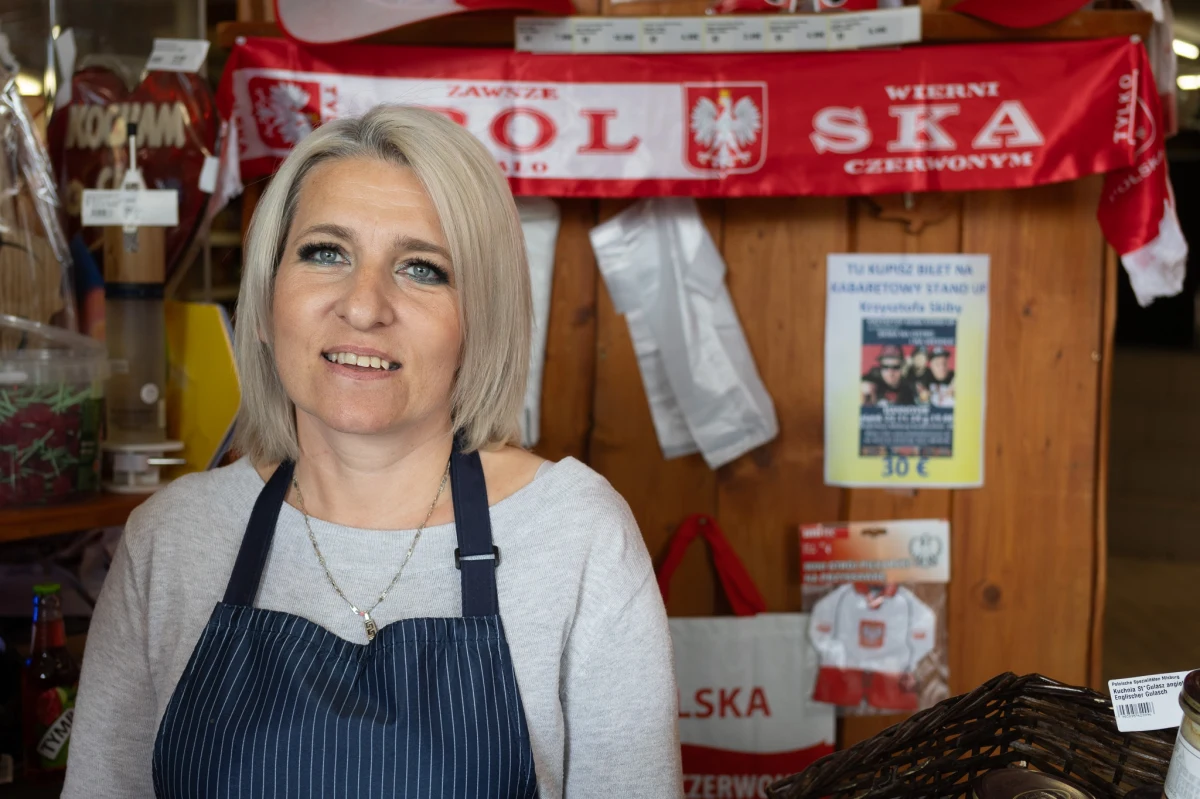 Dziś wieczorem rozpoczyna się największe piłkarskie wydarzenie tego roku, czyli Euro 2024. Na niemieckich stadionach będziemy mieli okazję oglądać 24 drużyny, w tym reprezentację Polski. Sportową rywalizację będą dla Was relacjonować nasi specjalni wysłannicy na Euro 2024. Ale nasi dziennikarze pokażą Wam także, jak wygląda turniej poza boiskiem. Będą towarzyszyć m.in. naszym kibicom, odwiedzą miejsca ważne dla niemieckiej Polonii. I tak Kacper Wróblewski wybrał się do jednego z hanowerskich sklepów, w których zakupy najczęściej robią Polacy.