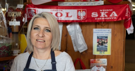 Dziś wieczorem rozpoczyna się największe piłkarskie wydarzenie tego roku, czyli Euro 2024. Na niemieckich stadionach będziemy mieli okazję oglądać 24 drużyny, w tym reprezentację Polski. Sportową rywalizację będą dla Was relacjonować nasi specjalni wysłannicy na Euro 2024. Ale nasi dziennikarze pokażą Wam także, jak wygląda turniej poza boiskiem. Będą towarzyszyć m.in. naszym kibicom, odwiedzą miejsca ważne dla niemieckiej Polonii. I tak Kacper Wróblewski wybrał się do jednego z hanowerskich sklepów, w których zakupy najczęściej robią Polacy.