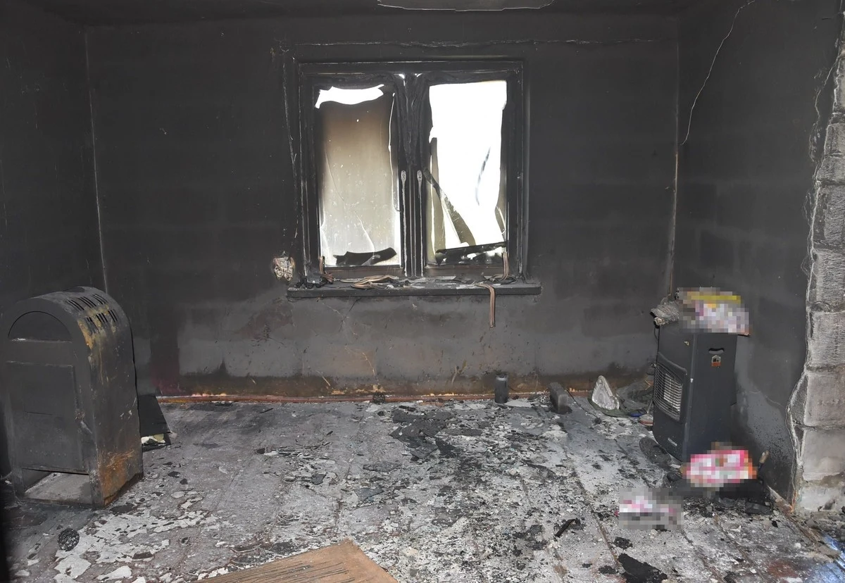 W Suchowoli na Lubelszczyźnie policjanci wynieśli z płonącego domu 50-latka. Wcześniej mężczyzna razem z dwoma innymi znajomymi pił alkohol. Poszkodowany z rozległymi oparzeniami ciała trafił do szpitala.