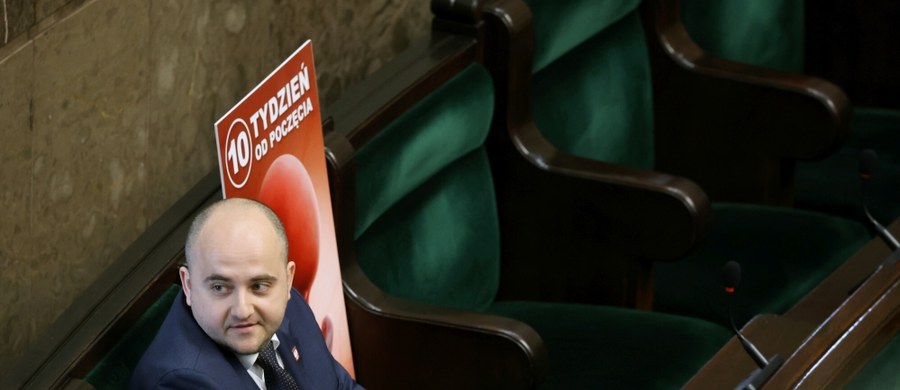 Dariusz Matecki przyznał, że nad ranem wszedł na dach hotelu sejmowego. Dziennikarzom tłumaczył między innymi, że chciał zrobić zdjęcie. Reporterowi RMF FM poseł pokazał fotografię, która miała potwierdzać jego wersję. Sprawą nocnego incydentu zajął się marszałek Sejmu Szymon Hołowania. Jak poinformował, czeka na raport Straży Marszałkowskiej.