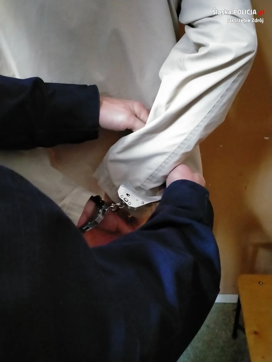 47 osób oszukał młody mężczyzna z Jastrzębia-Zdroju, który oferował bilety na popularne koncerty, festiwale, mecze piłki nożnej i imprezy jeździeckie. Nie miał ich i nie zamierzał nikomu wysyłać. Jego działalność przerwali policjanci.  