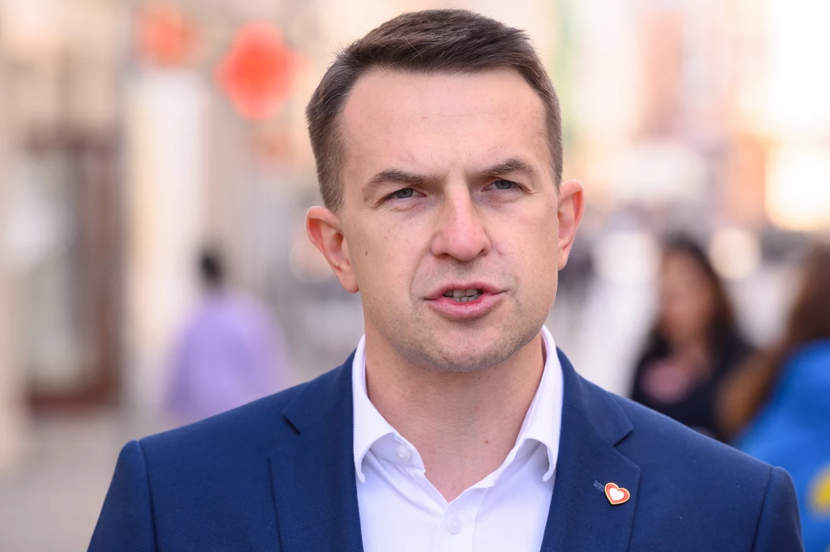 Minister ds. UE, poseł KO Adam Szłapka poinformował, że zgodnie z wcześniejszymi zapowiedziami zrzekł się immunitetu poselskiego. Ma zostać pociągnięty do odpowiedzialności za potrącenie rowerzystki.