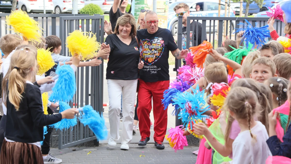 "Kochajcie szkołę" - zaapelował Jerzy Owsiak podczas uroczystości nadania imienia Wielkiej Orkiestry Świątecznej Pomocy Szkole Podstawowej nr 404 w Warszawie. Na ceremonii była obecna też Lidia Niedźwiedzka-Owsiak.