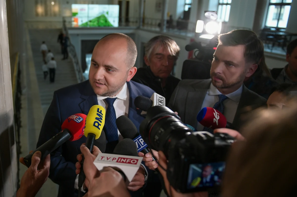 Co najmniej pouczenie – taka kara czeka według zapowiedzi Jarosława Kaczyńskiego posła Suwerennej Polski Dariusza Mateckiego, który w nocy wszedł na dach budynku hotelu sejmowego. Matecki dziennikarzom tłumaczył, że chciał zrobić zdjęcie. Reporterowi RMF FM pokazał nawet fotografię, która miała potwierdzać jego wersję. Sprawą nocnego incydentu zajął się marszałek Sejmu Szymon Hołowania.