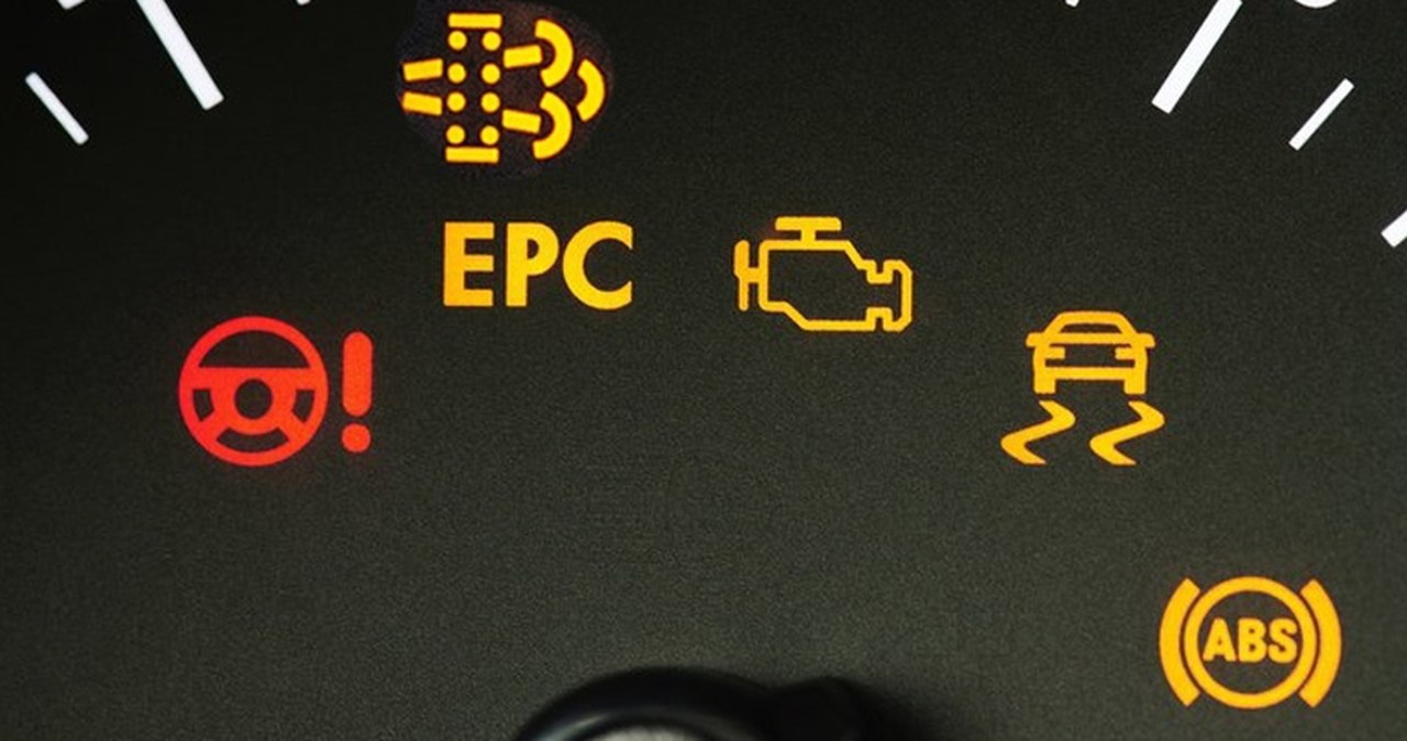 Jeśli się pojawi, nie gaś silnika. Ta kontrolka oznacza kosztowny problem