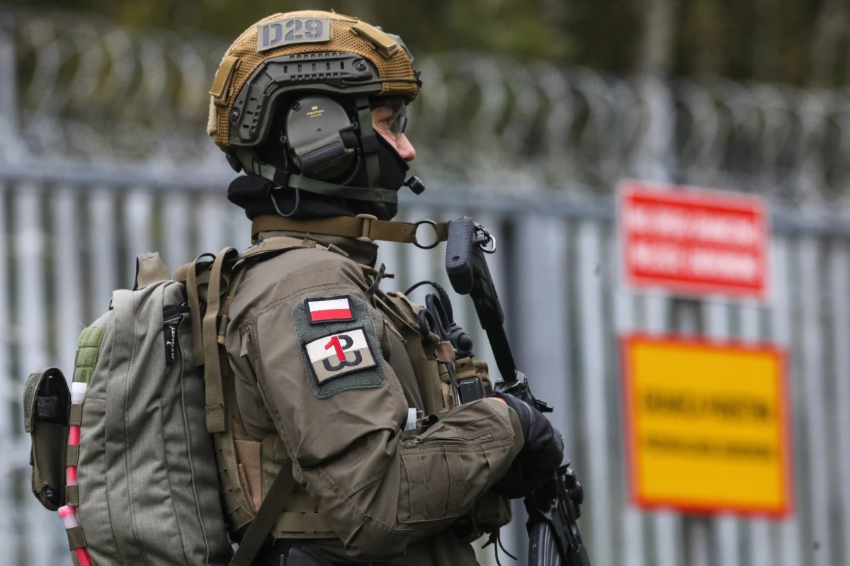 W rejonie Dubicz Cerkiewnych (Podlaskie), karetka wojskowa została uszkodzona ciężkim przedmiotem. Został on rzucony przez niezidentyfikowaną osobę z terytorium Białorusi - poinformowało Dowództwo Generalne Rodzajów Sił Zbrojnych.