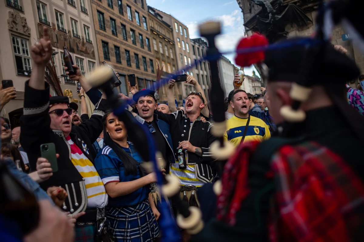 Strefa kibica w centrum Monachium jest przepełniona. Policja apeluje do fanów futbolu, by ją opuścili. Na kilka godzin przed pierwszym gwizdkiem meczu Niemcy - Szkocja na Euro 2024 na Marienplatz przyszło zbyt dużo Szkotów. Mówią o nich "Tartan Army".