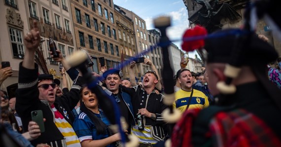 Strefa kibica w centrum Monachium jest przepełniona. Policja apeluje do fanów futbolu, by ją opuścili. Na kilka godzin przed pierwszym gwizdkiem meczu Niemcy - Szkocja na Euro 2024 na Marienplatz przyszło zbyt dużo Szkotów. Mówią o nich "Tartan Army".