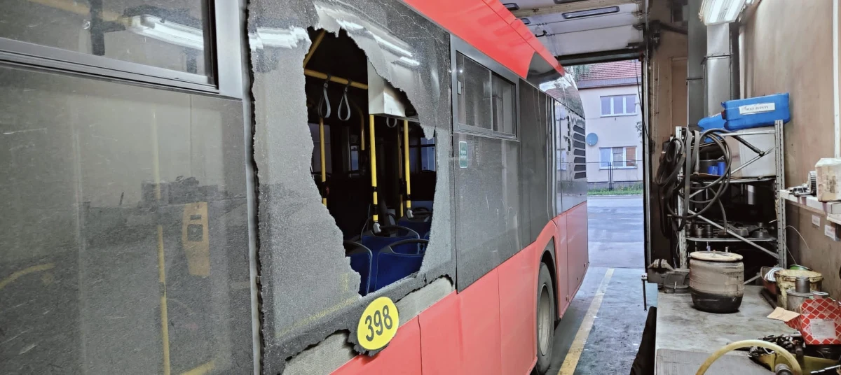 Policja szuka osoby, która najprawdopodobniej strzeliła z wiatrówki w autobus komunikacji miejskiej w Żywcu. Poinformowała o tym rzecznik żywieckiej komendy powiatowej asp. szt. Mirosława Piątek. W ostrzale nikt nie ucierpiał. Rozbita została natomiast szyba w pojeździe. 