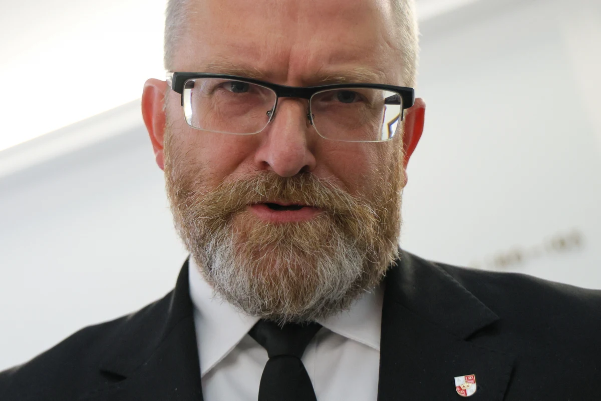 Portal „Politico” opublikował w piątek nietypowe zestawienie. Znaleźli się na nim najbardziej „szaleni” europosłowie. Na listę trafiło dwóch Polaków – Grzegorz Braun i Daniel Obajtek. Towarzyszą im m.in. youtuber z Cypru czy nauczycielka z Włoch, oskarżana o próbę zabójstwa.