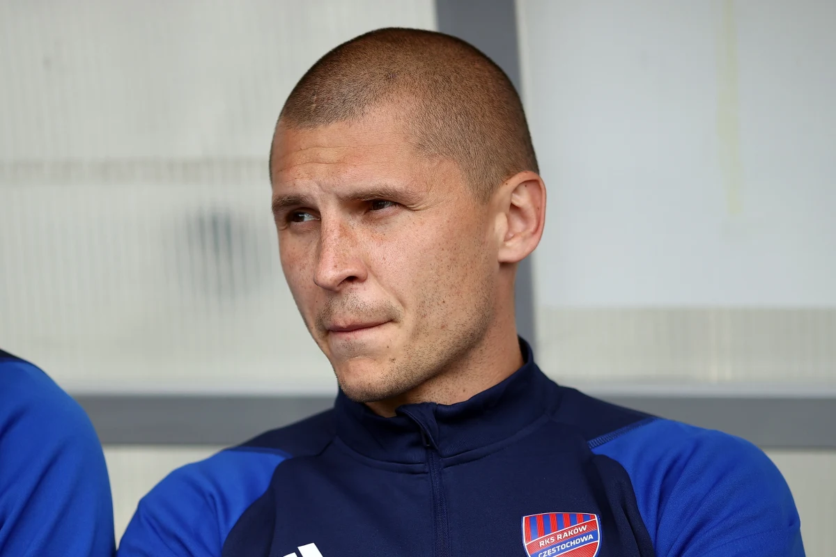 Dawid Szwagra, trener Rakowa Częstochowa w sezonie 2023/24, zostaje w klubie. Szkoleniowiec przyjął ofertę Marka Papszuna i w najbliższym czasie znowu będzie pracował jako jego asystent.