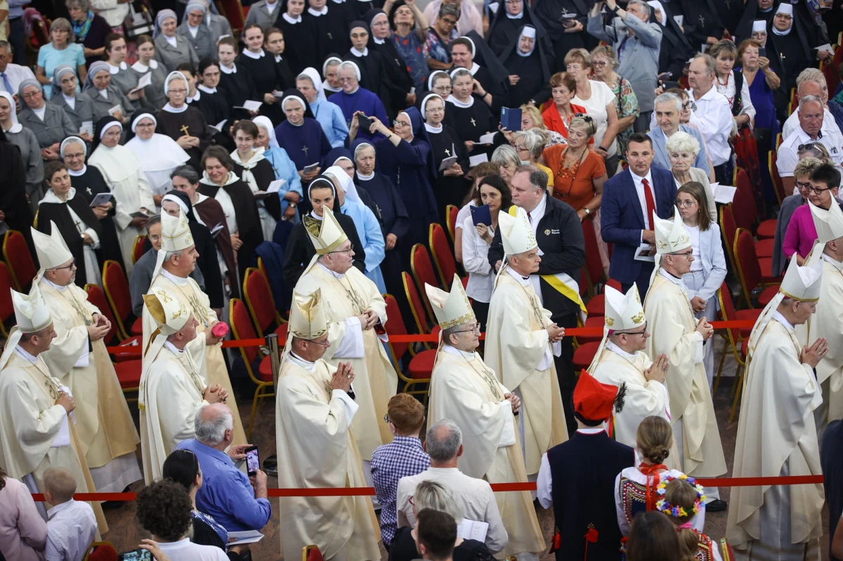 Beatyfikacja ks. Michała Rapacza jest „znakiem pocieszenia od Boga w czasach naznaczonych ranami zadanymi przez przemoc i wojnę toczącą się w wielu częściach świata, a nawet niedaleko stąd” - ocenił kard. Marcello Semeraro w homilii wygłoszonej w sobotę w krakowskich Łagiewnikach. Kościół katolicki wyniósł ks. Rapacza na ołtarze jako męczennika czasów komunizmu. Duchowny ten został rozstrzelany przez bojówkarzy w 1946 r. w Płokach w Małopolsce.