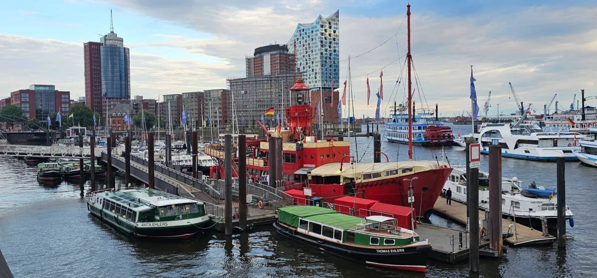 Freie und Hansestadt Hamburg - Wolne i Hanzeatyckie Miasto Hamburg - blisko związane z morzem, choć do morza jest stąd aż 120 km. Największy port morski kraju (prawie 140 mln ton przeładunku) Wśród portów obsługujących kontenerowce zajmuje drugie miejsce w Europie i siódme na świecie. W tym mieście u ujścia Łaby ponad 1,9 mln mieszkańców - co czyni je drugim po Berlinie pod względem ludności w Niemczech.