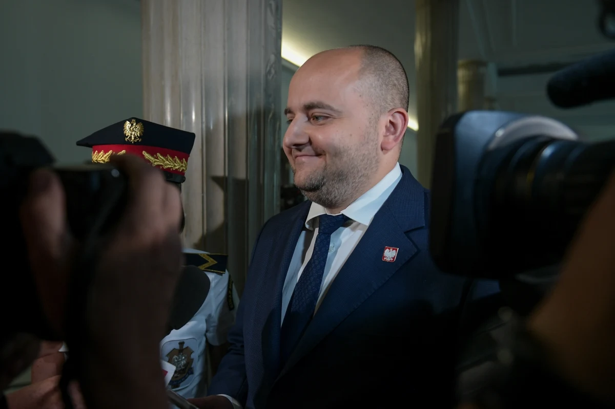 Chodzenie nad ranem po dachu hotelu sejmowego to nie jest coś, co zalecałbym posłom jako sposób na budowę autorytetu parlamentarzysty. Podobnie jest z tzw. trollowaniem wystąpień marszałka Sejmu w tej sprawie. Wybryki posła Mateckiego nijak się jednak mają do naruszania zasad, bo chodzenie po dachu nie jest nigdzie wprost zakazane.