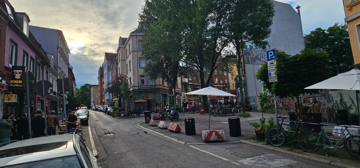 Bez Hamburga nie byłoby Beatlesów. Symbolu popkultury i kontrkultury lat 60. Zespołu, który stał się fenomenem na skalę światową. W dzielnicy czerwonych latarni St. Pauli – wśród marynarzy, gangsterów, rockmanów, artystów amatorzy z Liverpoolu stali się muzykami, którzy za chwilę podbić mieli świat. Zresztą sam John Lennon podkreślał: "Nie dorastaliśmy w Liverpoolu, ale w Hamburgu”" 17 sierpnia 1960 roku Beatlesi wystąpili tu po raz pierwszy. 10 lat później 10 kwietnia 1970 roku, Paul McCartney ogłosił zakończenie działalności zespołu The Beatles.