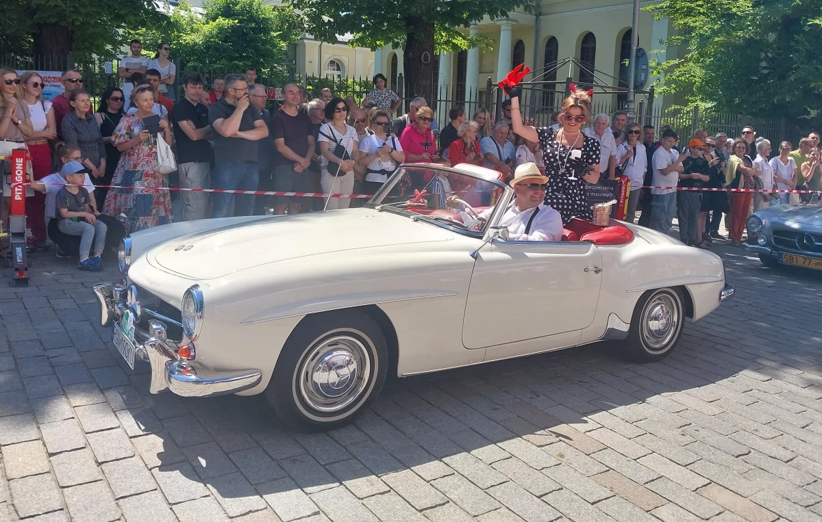 Ponad 100 rzadkich modeli samochodów z różnych epok można było oglądać w Kielcach. Stolica województwa świętokrzyskiego stała się rajem dla fanów motoryzacji. Wszystko w ramach 22. Zlotu Zabytkowych Mercedesów StarDrive Poland Kielce. 