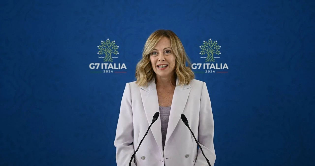 Premier Włoch Giorgia Meloni na konferencji prasowej w Bari podsumowującej szczyt