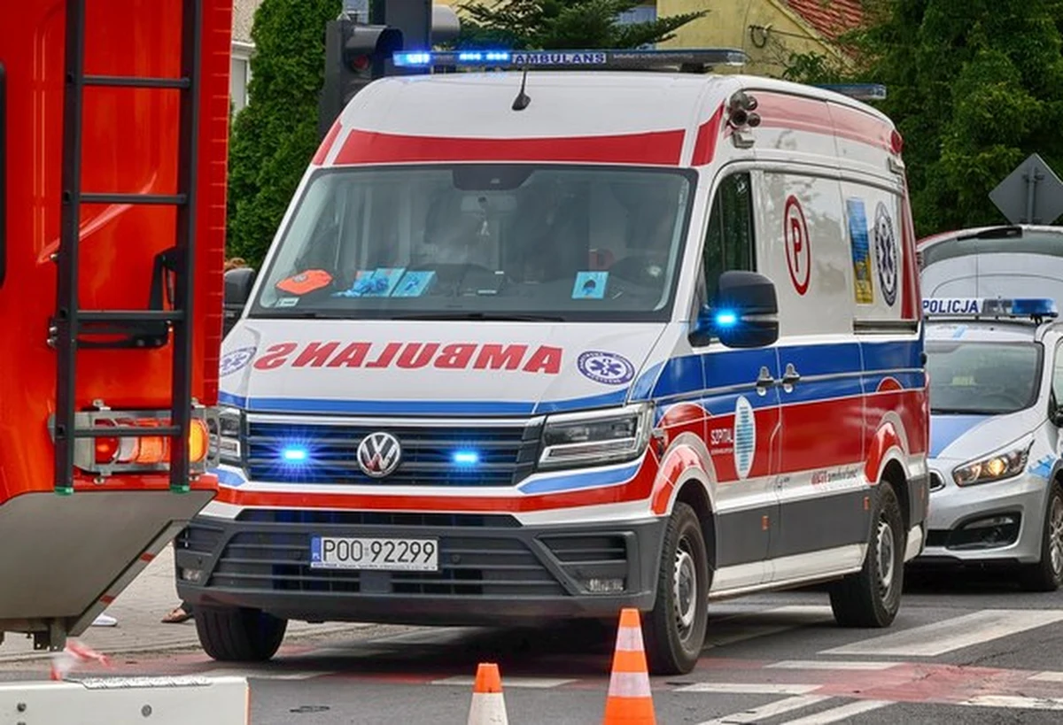 Na ulicy Moniuszki w Zielonej Górze doszło do wypadku - kierujący samochodem osobowym zderzył się z policjantem jadącym na motocyklu. Funkcjonariusz zabezpieczał Paradę Równości; ma podejrzenie złamania ręki. Sprawca wymusił pierwszeństwo, nie miał prawa jazdy.