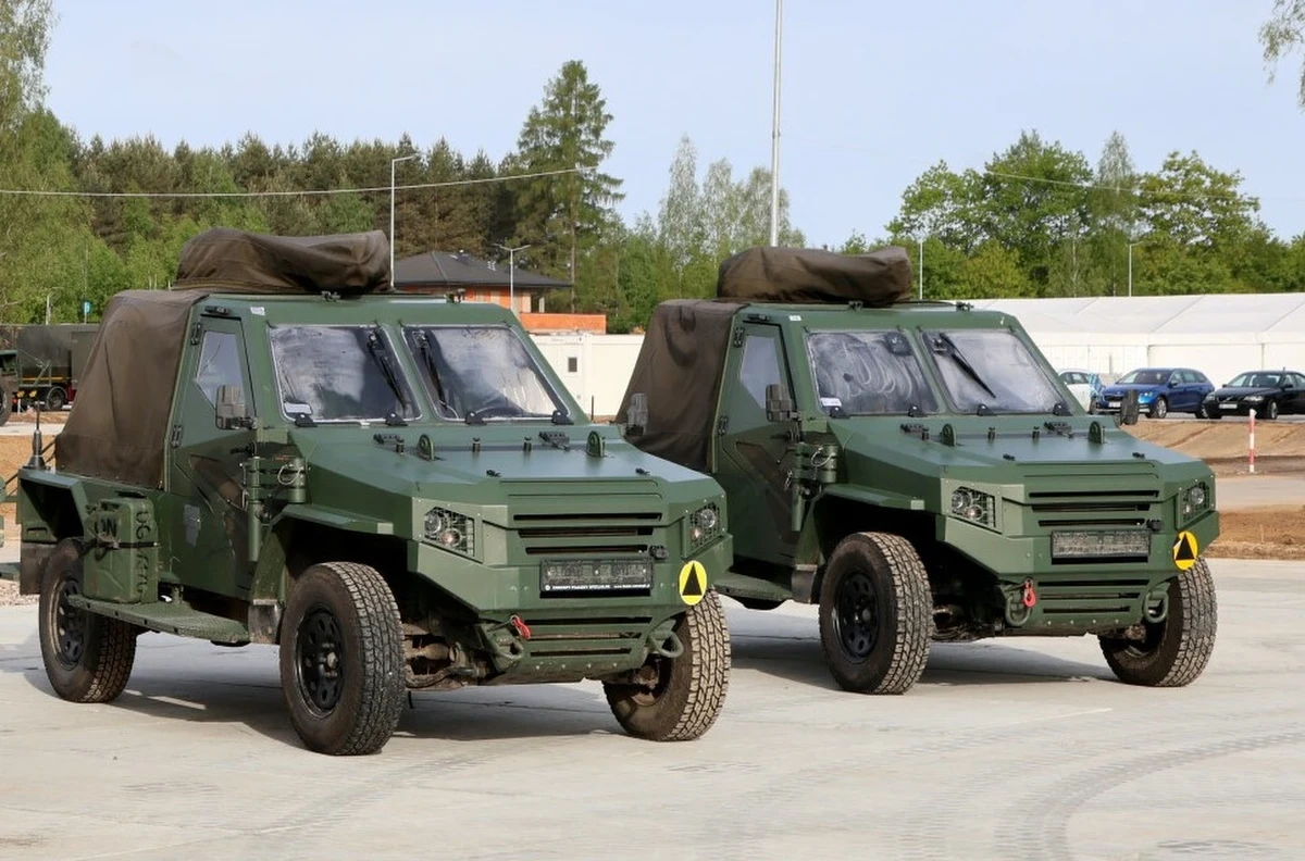 Trzej żołnierze trafili do szpitala w Hajnówce na badania, po kolizji do jakiej doszło podczas ich patrolu terenów przygranicznych. Na drodze pojazdu, którym się poruszali, stanął żubr. 