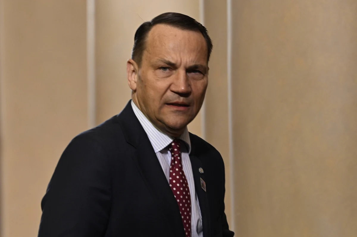 Jeśli Władimir Putin uzależnia pokój od obietnicy Ukrainy, że nie przystąpi do NATO, to z pewnością Ukraina ma prawo żądać, aby Rosja nie zawierała sojuszu wojskowego z Chinami -  stwierdził szef MSZ Radosław Sikorski. W piątek prezydent Rosji oświadczył, że Moskwa zakończy wojnę na Ukrainie, jeśli Kijów zgodzi się zrezygnować z aspiracji do członkostwa w NATO i oddać Moskwie całość czterech prowincji, do których prawa rości sobie Moskwa.