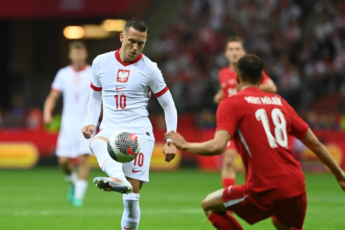 "Po raz pierwszy będę miał zaszczyt pełnić funkcję kapitana podczas mistrzostw. To wielki zaszczyt dla mnie" - powiedział Piotr Zieliński na konferencji przed niedzielnym meczem reprezentacji Polski z Holandią na Euro 2024. Zieliński zastąpi w roli kapitana kontuzjowanego Roberta Lewandowskiego.