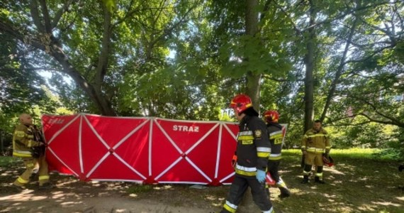 W jeziorku w parku Szczęśliwickim w Warszawie znaleziono zwłoki młodej kobiety. Z kolei w okolicy mostu Siekierkowskiego przewróciła się żaglówka z dwoma żeglarzami na pokładzie.