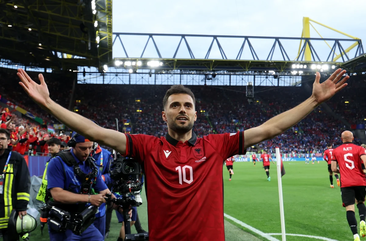 Albańczyk Nedim Bajrami, który w 23. sekundzie zdobył gola w meczu z Włochami w Dortmundzie, zapisze się w kronikach piłkarskich mistrzostw Europy jako autor najszybciej strzelonej bramki w historii tej imprezy.