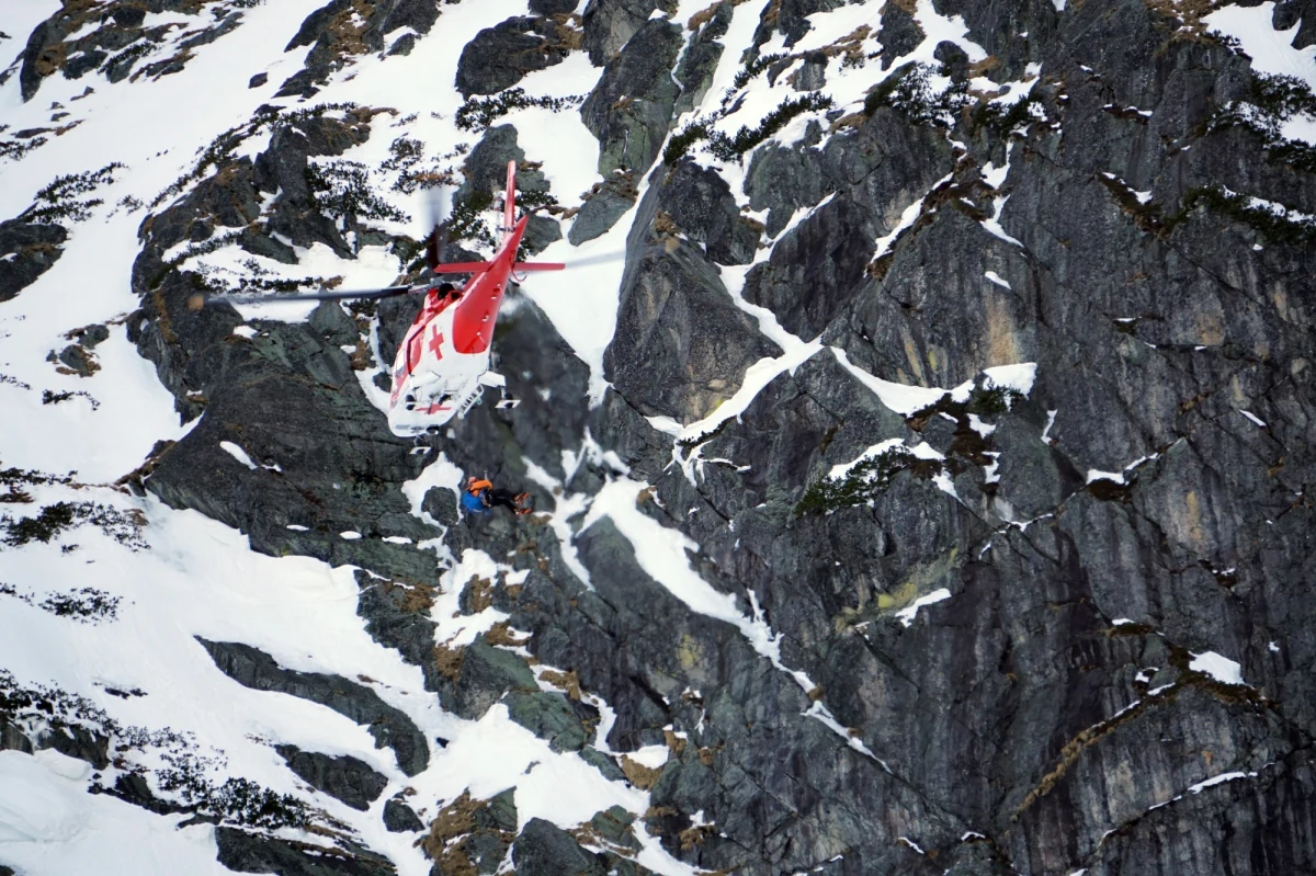 Góry zbierają śmiertelne żniwo. W sobotę w Tatrach doszło do kolejnego tragicznego wypadku. Na Wrotach Chałubińskiego turysta najprawdopodobniej poślizgnął się na płacie zmrożonego śniegu i upadł z dużej wysokości, doznając śmiertelnych obrażeń - przekazał ratownik TOPR Stanisław Krzeptowski-Sabała.