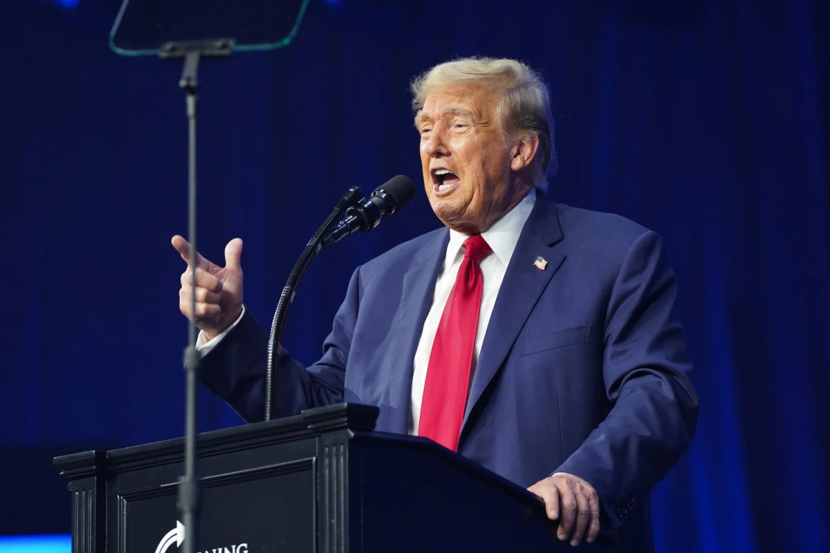 ​Podczas wiecu przedwyborczego w Detroit kandydat Republikanów na urząd prezydenta Donald Trump określił lidera Ukrainy Wołodymyra Zełenskiego mianem "najlepszego sprzedawcy wszechczasów". Chodziło o pomoc, jaką Kijów otrzymuje od USA.