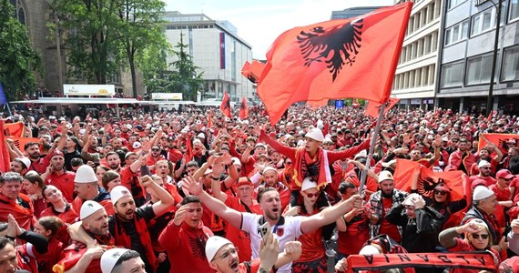 Niemieccy policjanci ustalili, że kibice z Włoch przygotowywali się do zaatakowania kilkudziesięcioosobowej grupy albańskich fanów przed meczem w Dortmundzie. Ponad 50 osób trafiło do aresztu.