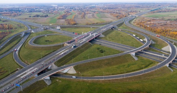 Duże utrudnienia czekają kierowców w najbliższym tygodniu na ponad 60 km autostrad w województwie łódzkim. GDDKiA w Łodzi przystępuje do odnawiania oznakowania jezdni. Roboty będą prowadzone odcinkami na 26 kilometrach autostrady A1 i ponad 35 kilometrach A2.