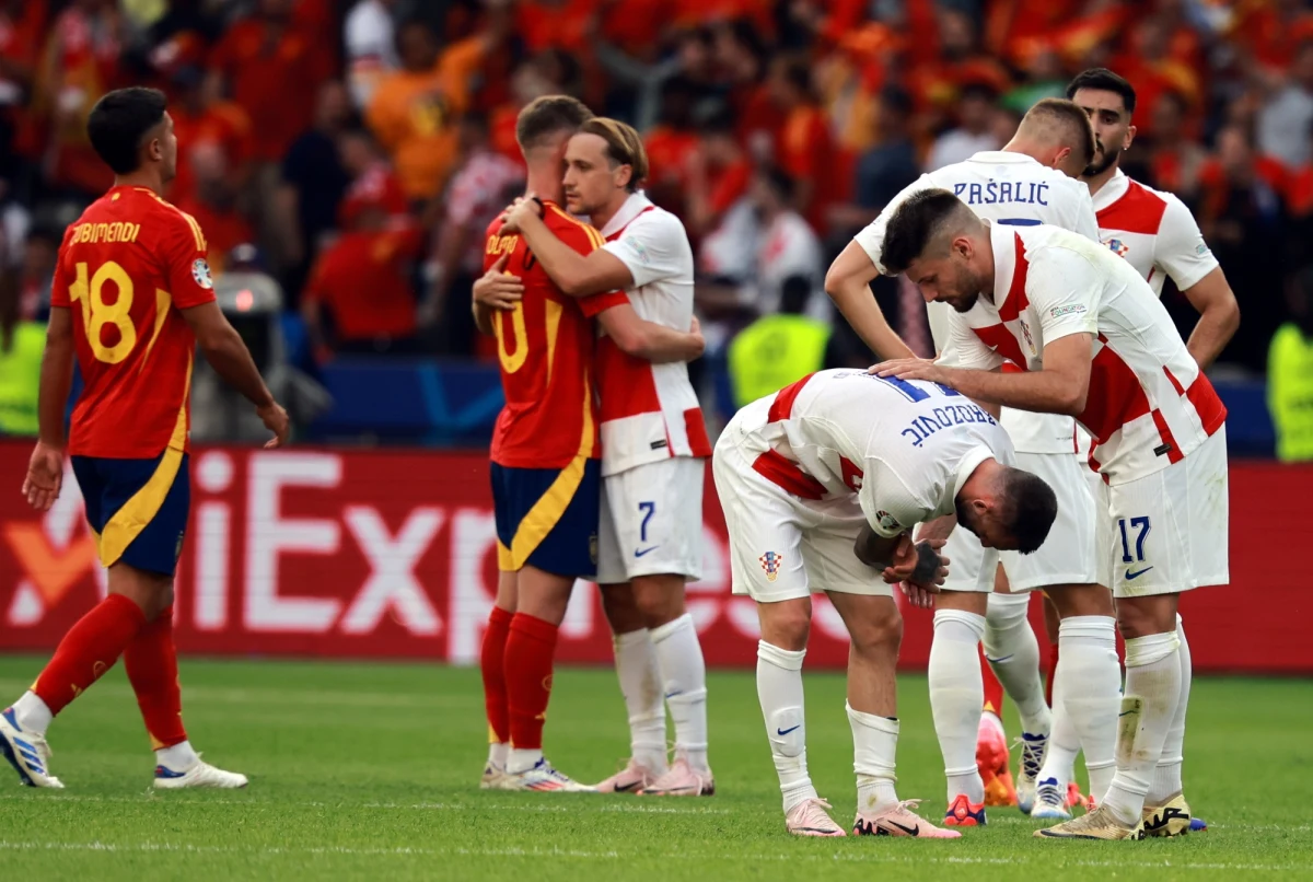 Kibice zgromadzeni w sobotę na Olympiastadion Berlin byli świadkami niemałych emocji. Hiszpanie pewnie pokonali 3:0 Chorwatów, choć podopieczni Zlatko Dalicia mogą sobie pluć w brodę, bo nie wykorzystali kilku dogodnych sytuacji. Zobacz skrót meczu!