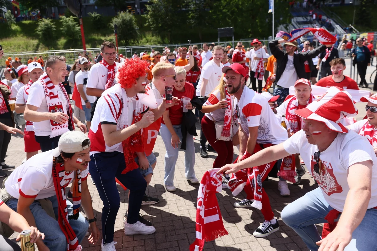 Reporter RMF FM rozmawiał w niedzielę z polskimi kibicami, którzy przyjechali do Hamburga na mecz naszej kadry z Holandią. Są dobrej myśli, mimo braku w składzie kontuzjowanego Roberta Lewandowskiego. "Nasza kadra to jest kolektyw. Niepotrzebna jest gwiazda. Tu potrzebna jest drużyna.  A my drużyną jesteśmy" - usłyszeli wysłannicy RMF FM od jednego z kibiców.