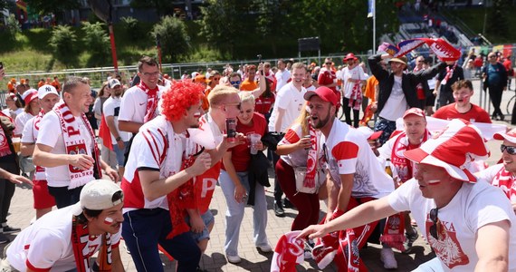 Reporter RMF FM rozmawiał w niedzielę z polskimi kibicami, którzy przyjechali do Hamburga na mecz naszej kadry z Holandią. Są dobrej myśli, mimo braku w składzie kontuzjowanego Roberta Lewandowskiego. "Nasza kadra to jest kolektyw. Niepotrzebna jest gwiazda. Tu potrzebna jest drużyna.  A my drużyną jesteśmy" - usłyszeli wysłannicy RMF FM od jednego z kibiców.