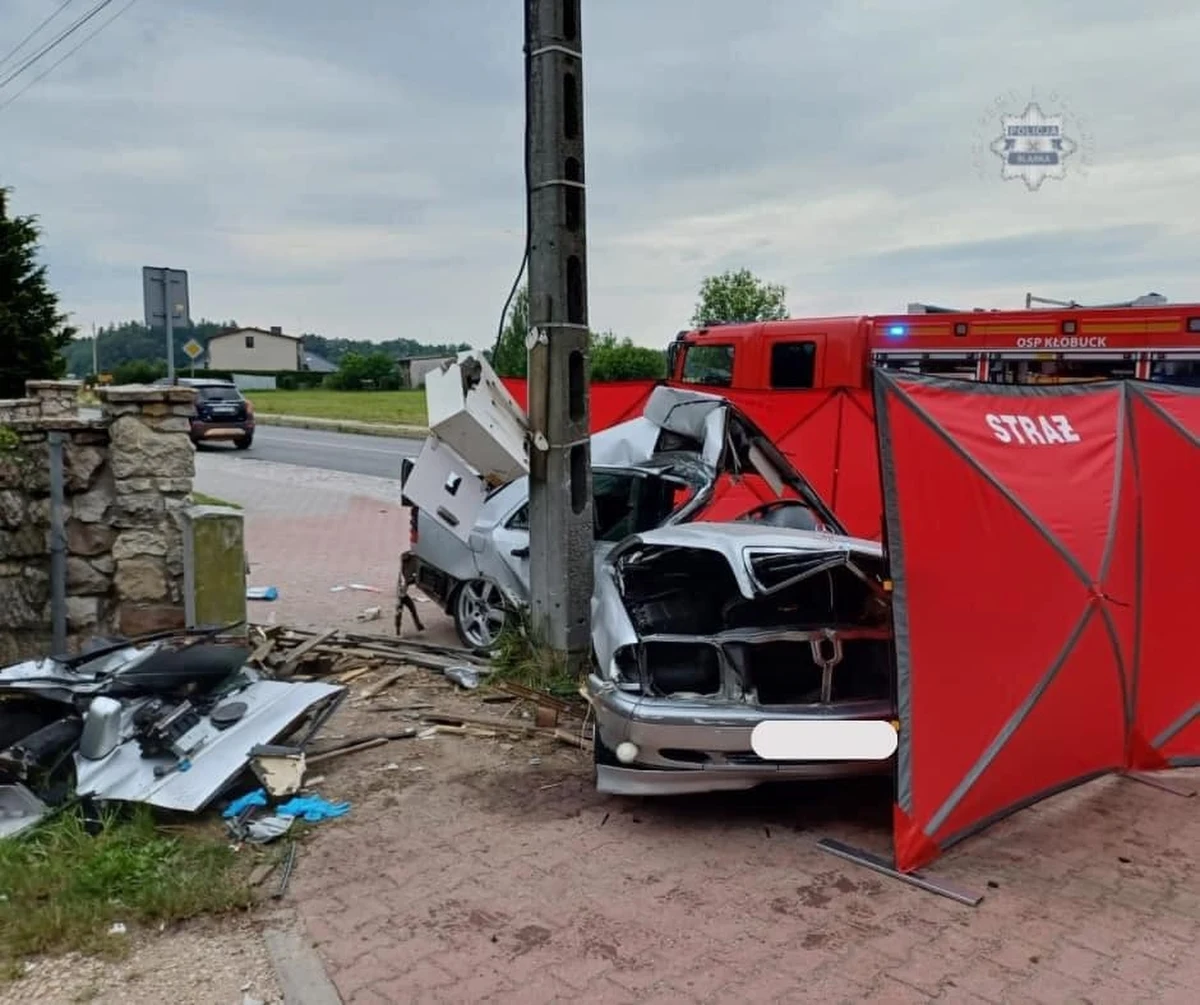 Tragiczny wypadek w Kłobucku w Śląskiem. 19-letni kierowca mercedesa na łuku drogi stracił panowanie nad pojazdem. Auto zjechało z drogi i uderzyło w przydrożny słup energetyczny. 18-letnia pasażerka zmarła na miejscu.