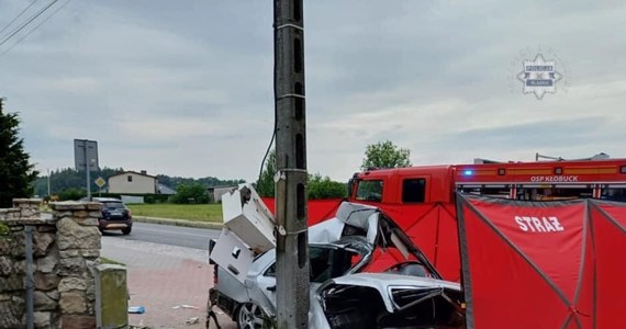 Tragiczny wypadek w Kłobucku w Śląskiem. 19-letni kierowca mercedesa na łuku drogi stracił panowanie nad pojazdem. Auto zjechało z drogi i uderzyło w przydrożny słup energetyczny. 18-letnia pasażerka zmarła na miejscu.