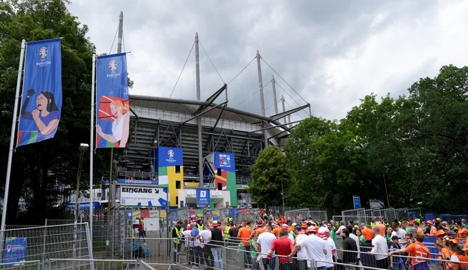 Dantejskie sceny przed meczem Polska - Holandia. Kibic postrzelony, biegał z kilofem