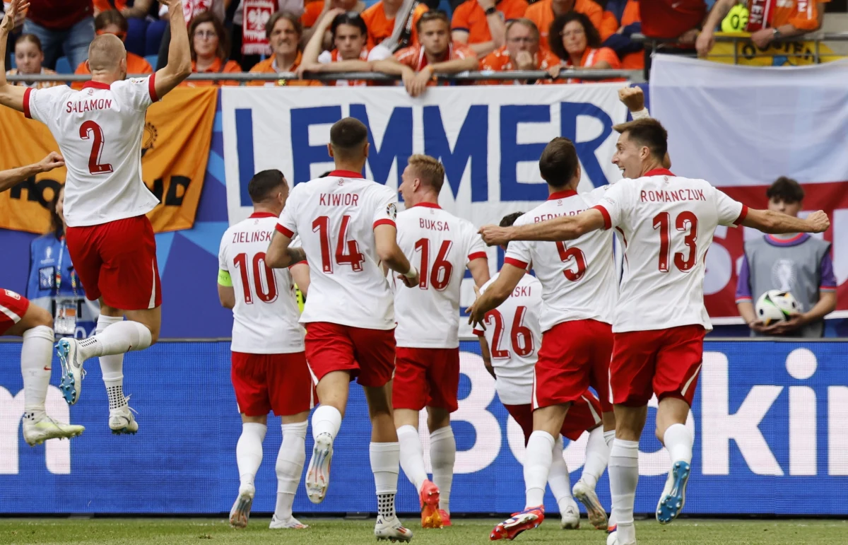 W 16. minucie meczu Polska - Holandia na Euro 2024 kibice Biało-Czerwonych wpadli w euforię. Po golu Adama Buksy podopieczni Michała Probierza objęli prowadzenie. Niestety potem dwa ciosy zadali Holendrzy. Zobaczcie, jak padły bramki!