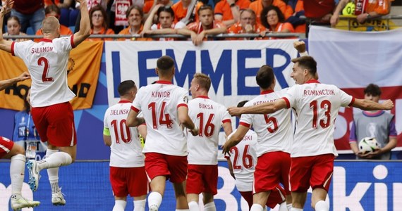 W 16. minucie meczu Polska - Holandia na Euro 2024 kibice Biało-Czerwonych wpadli w euforię. Po golu Adama Buksy podopieczni Michała Probierza objęli prowadzenie. Niestety potem dwa ciosy zadali Holendrzy. Zobaczcie, jak padły bramki!