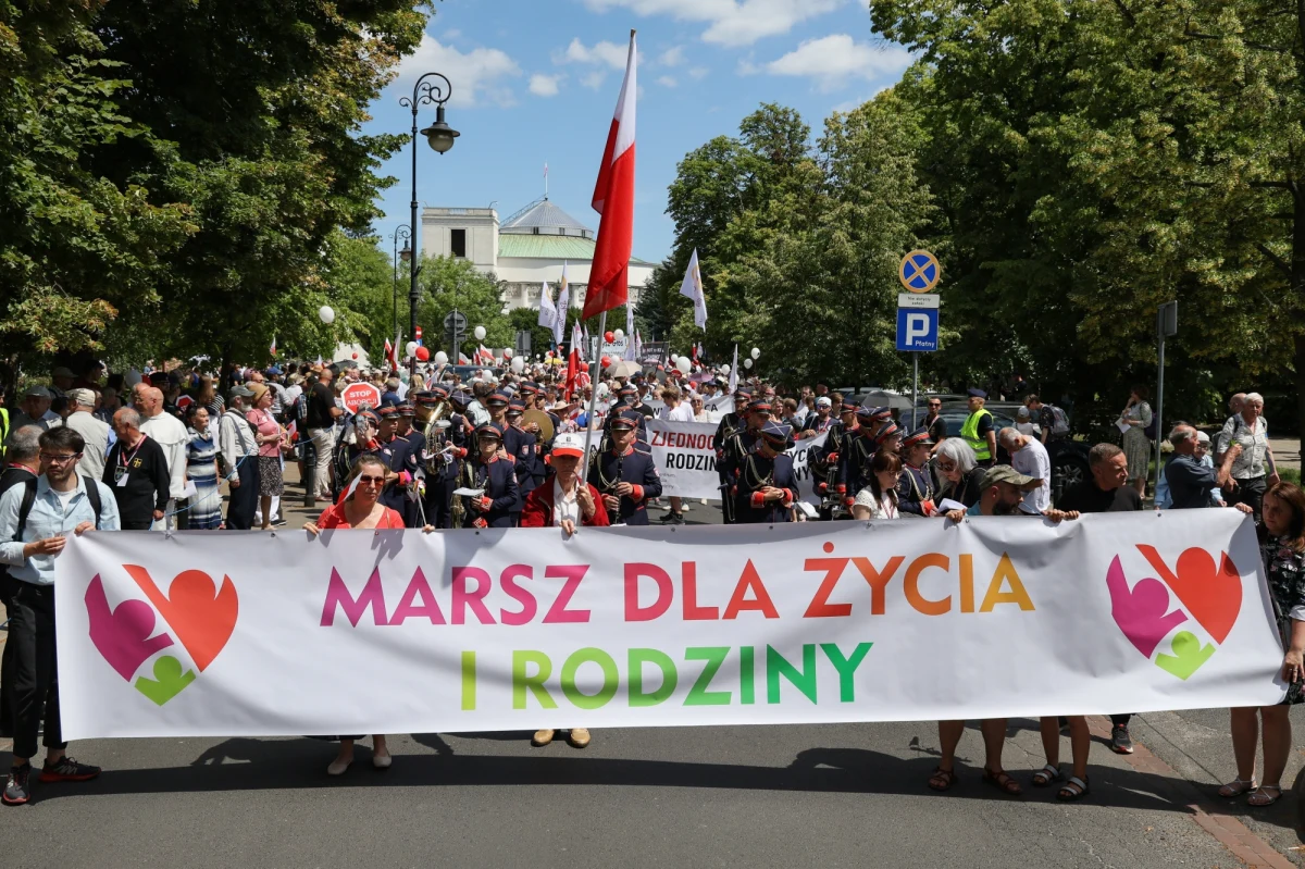 Pod hasłem "Zjednoczeni dla życia, rodziny, Ojczyzny" ulicami Warszawy przeszedł w niedzielę Marsz dla Życia i Rodziny. Jego uczestnicy wyrażali sprzeciw m.in. wobec liberalizacji prawa aborcyjnego i legalizacji związków partnerskich.