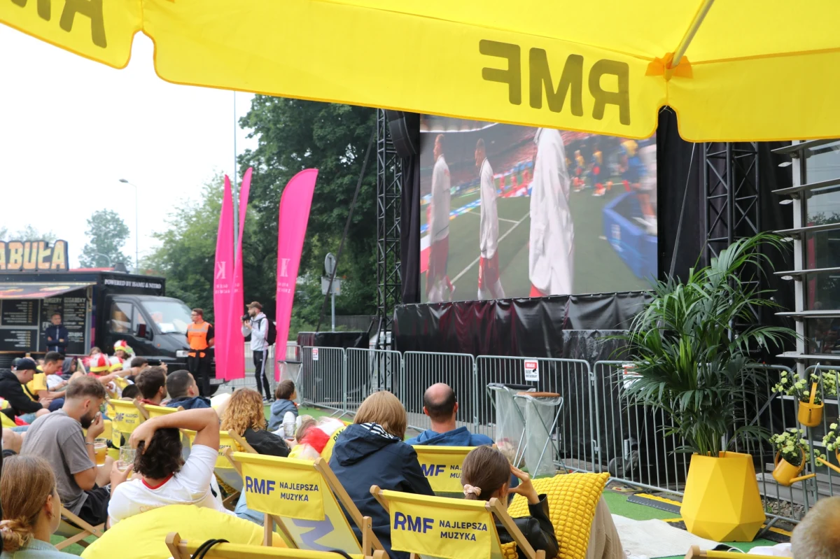 Gorąca atmosfera panowała dzisiaj w strefie kibica RMF FM przed Galerią Kazimierz. Adam Buksa dał kibicom wielką nadzieję a reprezentacji Polski prowadzenie. Niestety w ostatecznym rozrachunku o jednego gola lepsi byli Holendrzy. Wygrali z Polakami  2:1 w grupie D Euro 2024.