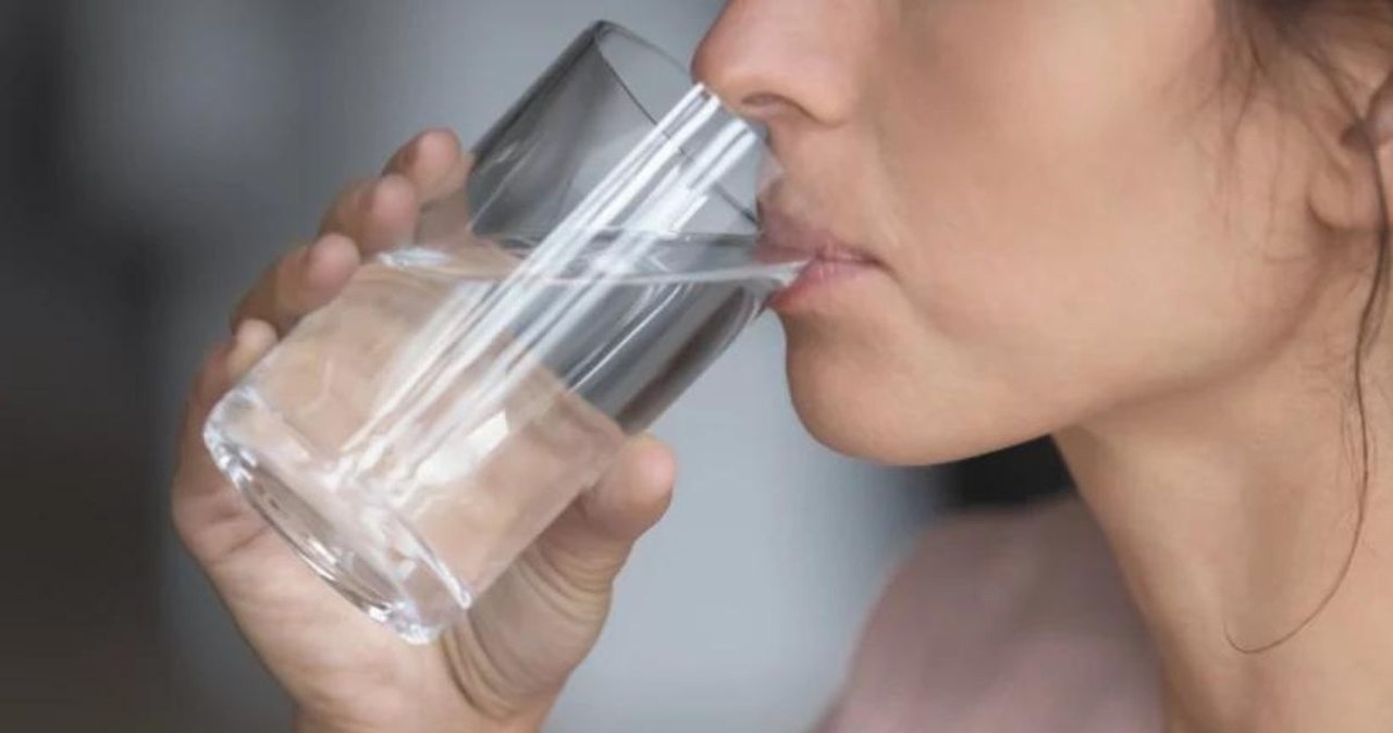 Picie gorącej wody rano naprawdę pomaga? Jest coś ważniejszego