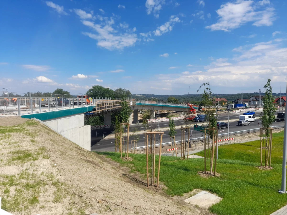 Ważna informacja dla kierowców przejeżdżających przez Małopolskę. W  poniedziałek ok. godz. 8:00 zmieni się organizacja ruchu na zakopiance w Gaju, w rejonie budowanego wiaduktu. 