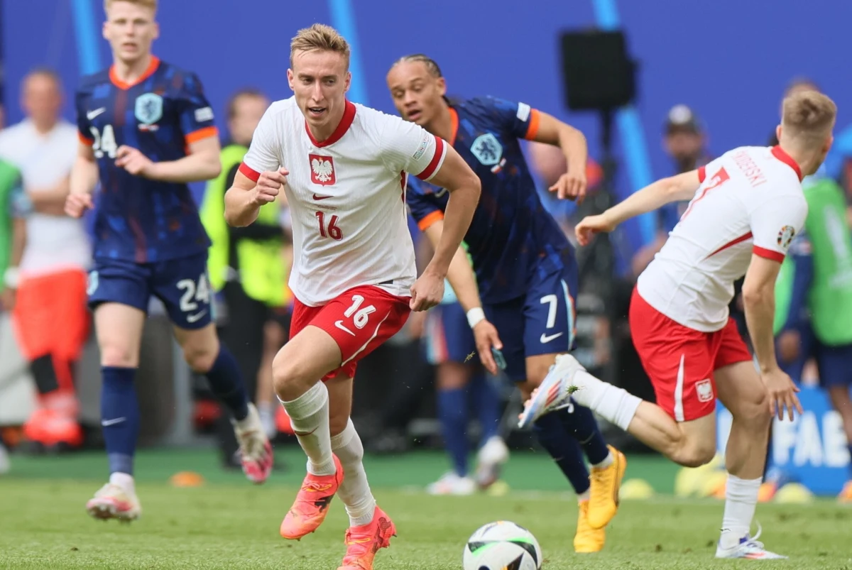 "Holendrzy prowadzili grę, natomiast my mieliśmy bardzo dobre sytuacje, również po stracie drugiej bramki. Wielka szkoda, że kończymy ten mecz z zerowym dorobkiem punktowym" - powiedział piłkarz reprezentacji Polski Adam Buksa po przegranej z Holandią 1:2 w mistrzostwach Europy.