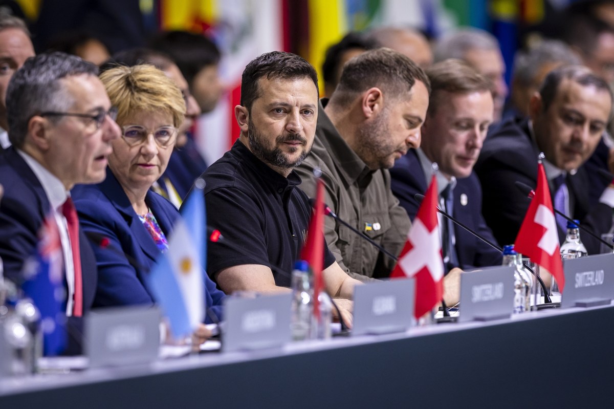 "Wojna Rosji przeciwko Ukrainie powoduje cierpienie i zniszczenia, ale dążenie do pokoju wymaga udziału wszystkich stron" – napisano w komunikacie z zakończonego szczytu w sprawie Ukrainy w szwajcarskim Buergenstock. Podkreślono poszanowanie integralności terytorialnej Ukrainy.