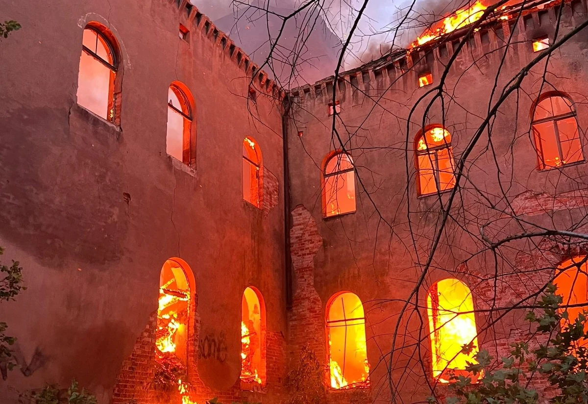 Po całonocnej akcji strażaków udało się ugasić pożar, ale ogień strawił cały XIX-wieczny pałac na wrocławskim osiedlu Świniary. Z budynku zostały tylko ściany zewnętrzne. Nikomu nic się nie stało.