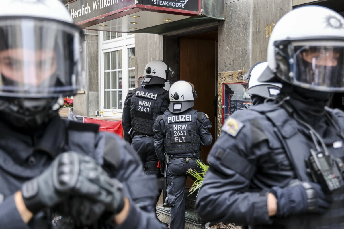 Przed niedzielnym meczem Euro 2024 pomiędzy Serbią i Anglią w Gelsenkirchen doszło do starcia kibiców serbskich z albańskimi. W zdarzeniu uczestniczył syn prezydenta Serbii Danilo Vuczić, którego przed bójką powstrzymali funkcjonariusze oddziału specjalnego niemieckiej policji - podała telewizja N1.