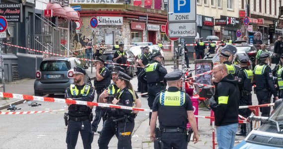 Niemiecka policja ujawniła więcej szczegółów na temat dramatycznego zajścia w Hamburgu. W niedzielę na dwie godziny przed meczem Polska – Holandia na Euro 2024 funkcjonariusze postrzelili mężczyznę, uzbrojonego w młotek i koktajl Mołotowa. Do incydentu doszło w chwili, kiedy tuż obok w stronę stadionu przemieszczał się 13-tysięcy tłum kibiców holenderskich.