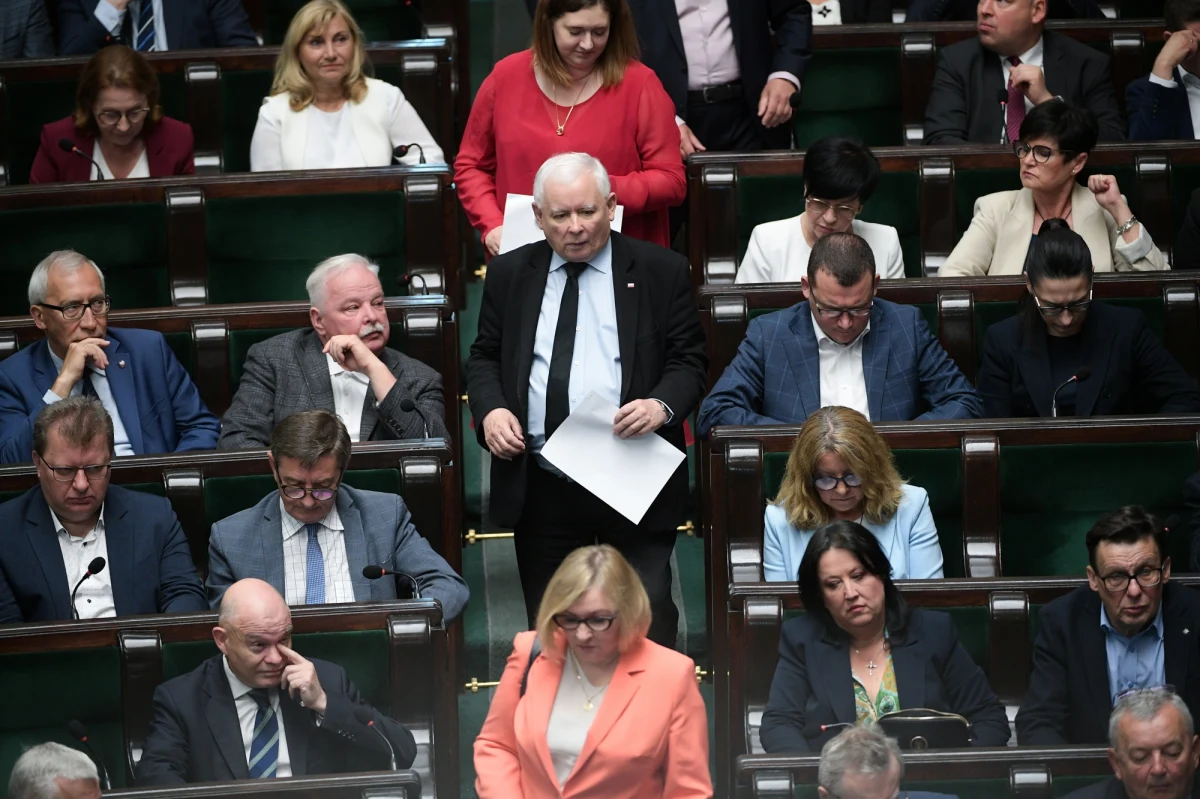 Politycy PiS zasilili partyjną kasę. "Przed wyborami do PE prezes PiS Jarosław Kaczyński zażądał, żeby kandydaci wpłacili na kampanię partii i swoją własną" - pisze "Gazeta Wyborcza".
